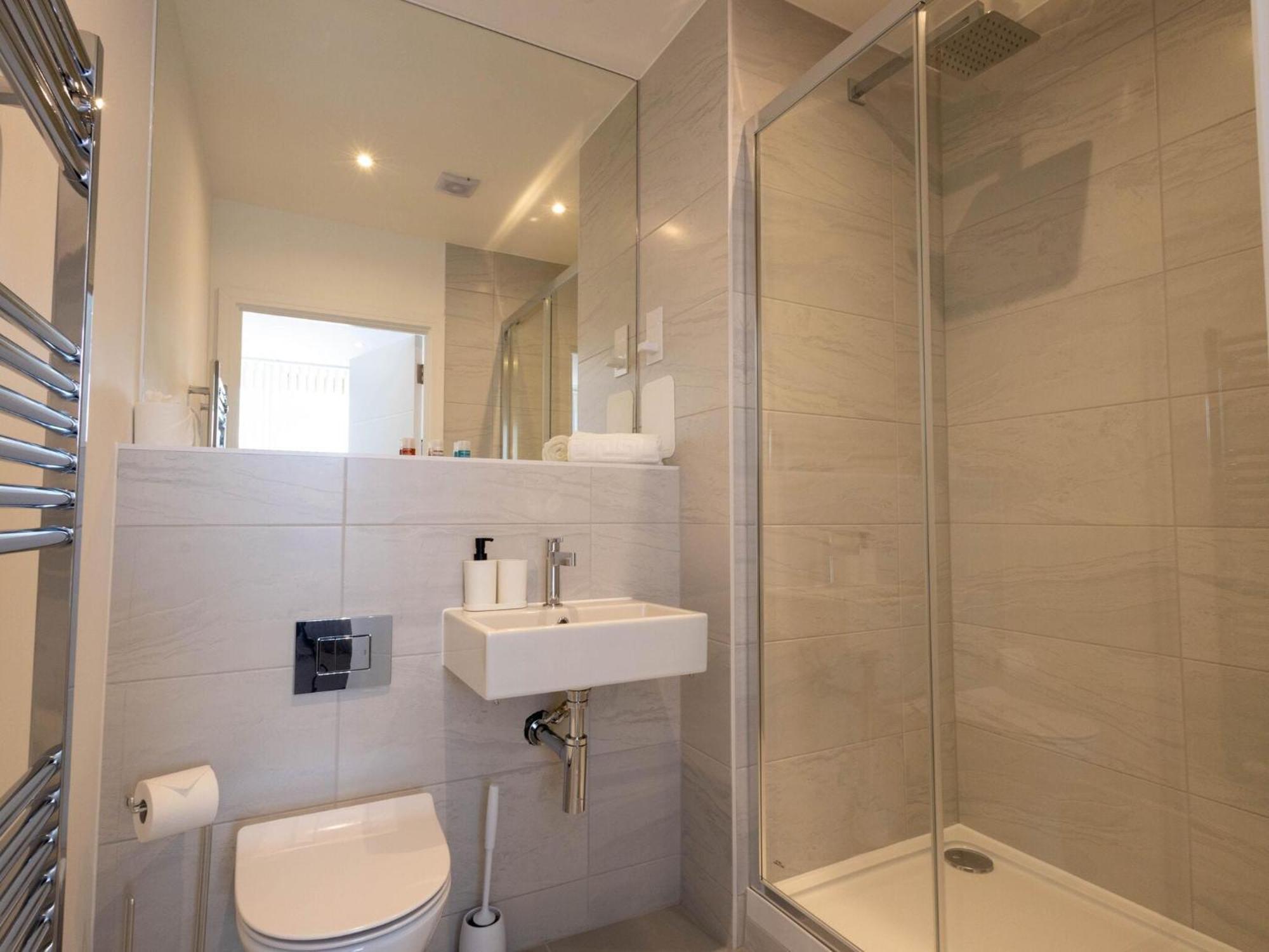 Modern Apartments With Balcony In Merton Near Wimbledon By Sojo Stay Mitcham Exterior photo